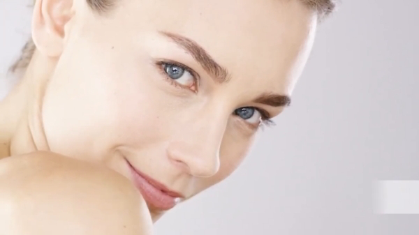 Con el tiempo, los primeros signos de envejecimiento marcan el rostro.